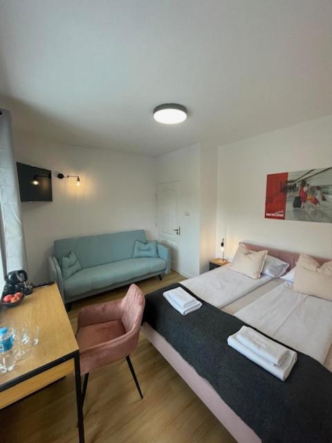 Terminal Family Airport Hostel Poznan Exterior photo
